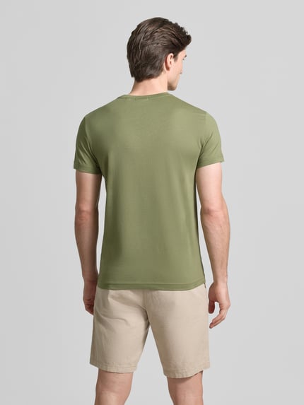 Männermodel trägt T-Shirt mit Label-Detail von Gant in Olivgrün aus reiner Baumwolle, gerader Schnitt, Ganzkörperansicht Rückansicht.