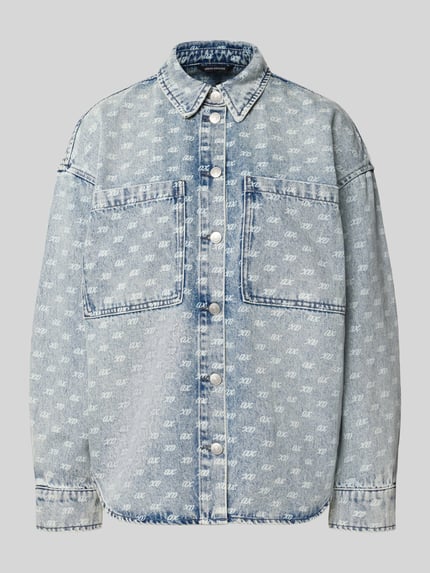Produktfoto, Oversized Jeansbluse mit Alpaka-Anteil von Armani Exchange, jasnoniebieski Nadruk z logo na całej powierzchni, elastyczna mieszanka materiałów, Kołnierzyk koszulowy, Na całej długości listwa guzikowa, nakładane kieszenie na piersi, długość tyłu w rozmiarze S: 45 cm