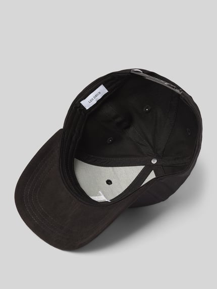 Produktfoto, zwarte Basecap met Label-Detail van Les Deux, pure katoen, verstevigde klep, verstelbare sluiting, geborduurde ventilatiegaatjes.