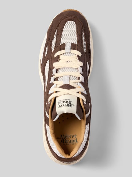 Produktfoto, Sneaker mit Kontrastbesatz von The Mercer, abgerundete Form, Schnürverschluss, strukturierte Sohle, Label-Print, braune und weiße Farbflächen, Absatzhöhe 5 cm, Schafthöhe 8 cm, Schaftweite 11 cm, neutrale Draufsicht