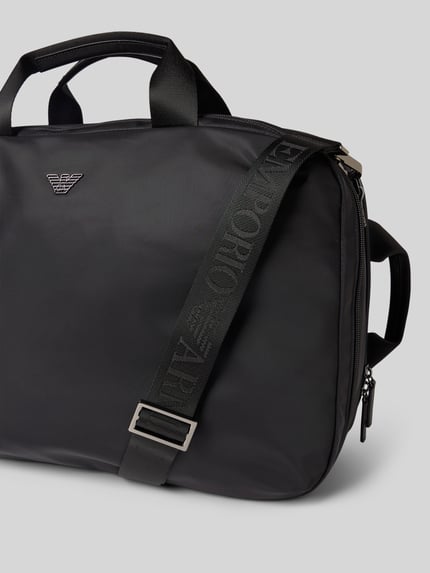 Produktfoto, Rucksack mit Label-Detail von Emporio Armani in Schwarz mit Rundum-Reißverschluss, Tragehenkel und verstellbaren Schulterriemen, glatte Oberfläche, silberne Details, Innenfach mit Reißverschluss, Maße 52x36x16 cm, Schulterriemen 72 cm.