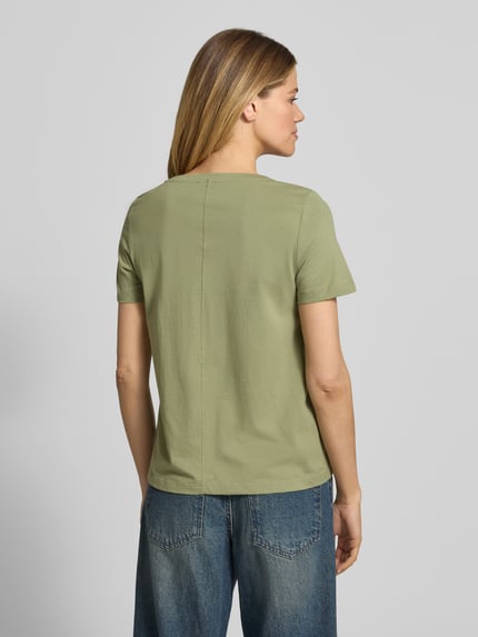 Frauenmodel trägt Regular Fit T-Shirt aus reiner Baumwolle von s.Oliver RED LABEL in uni-olivgrün, kurzer Ärmel, Ganzkörperansicht Rückansicht.