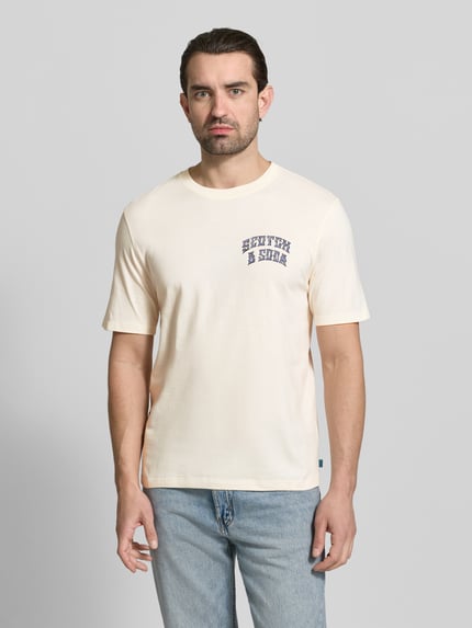 Mannelijk model draagt T-shirt met Label-Prints en ronde hals van Scotch & Soda, puur katoen, regular fit, ruglengte maat M 67 cm, geheel van voren.