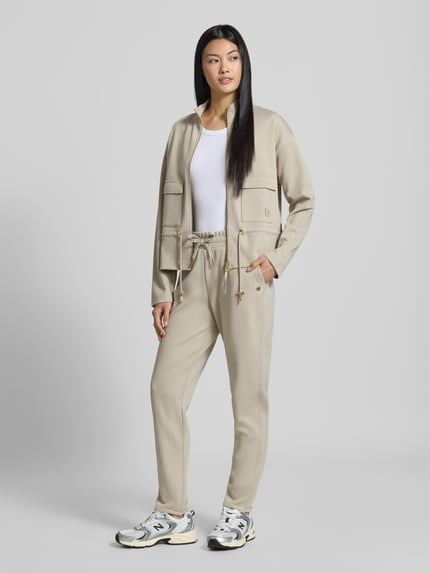 Vrouwenmodel draagt regular fit Sweathose uit katoenmix van JOOP! in beige tint, rechte pijpen, structuur glad, dames, gehele lichaamsvoorzijde