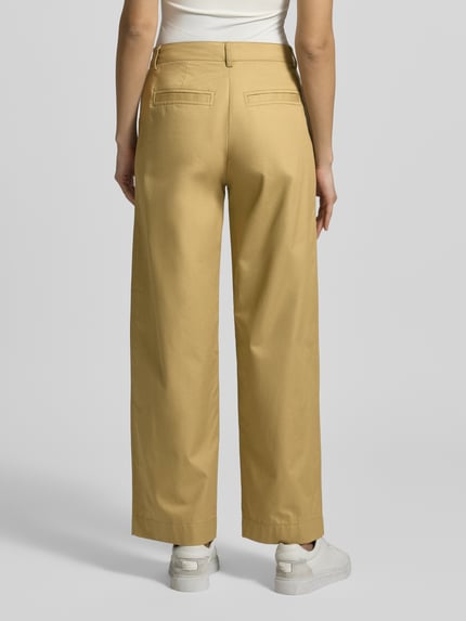 Frauenmodel trägt Wide Fit Hose mit Eingrifftaschen von JAKE*S STUDIO WOMAN in Beige, reine Baumwolle, lockerer Schnitt, Ganzkörperansicht Rückansicht