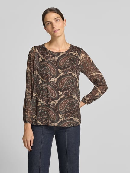 Frauenmodel trägt Blusenshirt mit Plisseefalten Modell 'Ka44ia' von ZABAIONE, Chiffon, Allover-Look, Regular Fit, Ganzkörperansicht von vorne.
