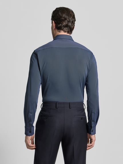 Mannelijk model draagt Slim Fit Freizeithemd aus Baumwoll-Mix Modell 'P-ROAN-K-F-261' van BOSS in blauw met fijn structuurpatroon, geheel zichtbare knoopsluiting, Kentkraag en manchetten, geheel achteraanzicht.