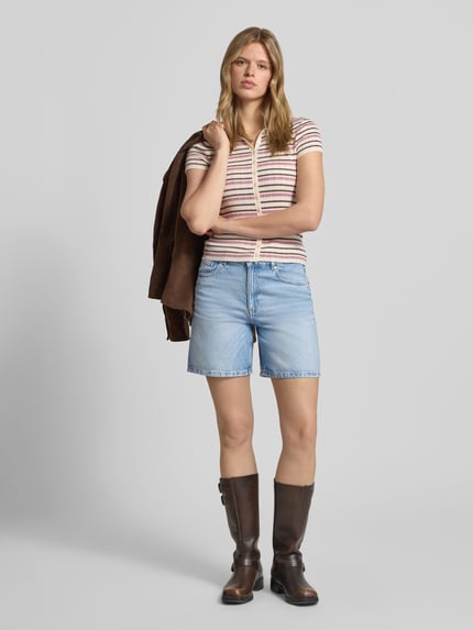 Frauenmodel trägt Jeansshort in mittelblauer Waschung von REVIEW aus Reine Baumwolle mit Eingrifftaschen, Regular-Fit, Ganzkörperansicht von vorne.
