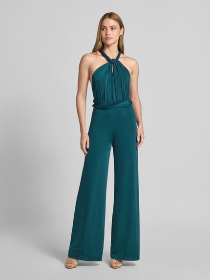 Frauenmodel trägt Jumpsuit mit rückseitig gekreuzten Trägern von Rose Avenue in Petrol, fließender Stoff, weiter Schnitt, Ganzkörperansicht von vorne, Regular Fit, tiefer V-Ausschnitt, Raffungen, Rückenlänge 120 cm, Brustweite 50 cm, Beinlänge 92 cm.