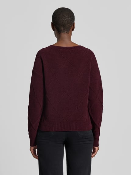 Männermodel trägt Regular Fit Pullover aus mieszanka bawełny model 'LISA' von Brax w kolorze bordowym, z geometrycznym wzorem, Ganzkörperansicht Rückansicht