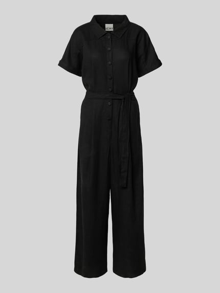 Produktfoto, zwarte dames jumpsuit van ICHI, linnenmix met viscose, getailleerd model, kentkraag, knoopsluiting, strikceintuur, steekzakken, model 'LINNO'.