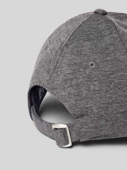 Produktfoto, Basecap mit verstärktem Schirm und Stitchings von New Era in Grau, verstellbarer Riegel, Label-Detail, melierte Textur.
