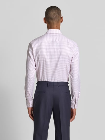 Männermodel trägt Slim Fit Businesshemd aus Baumwoll-Mix Modell 'H-HANK-SP-B1-C1-261' von BOSS, Herren Businesshemd, Ganzkörperansicht Rückansicht.