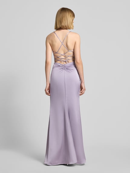 Kobiece modelka nosi Abendkleid mit rückseitig überkreuzten Spaghettiträgern von Mascara z satyny, dopasowany krój, długa sukienka, dekolt w kształcie serca, cienkie ramiączka skrzyżowane z tyłu, wiązanie z tyłu, zapięcie na haftkę i zamek błyskawiczny, długość tyłu w rozmiarze 36: 160 cm, szerokość w rozmiarze 36: 38 cm, widok całopostaciowy z tyłu.