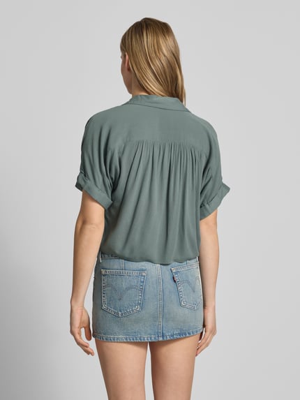 Frauenmodel trägt Regular Fit Hemdbluse aus reiner Viskose Modell 'PAULA' von Only in Blaugrün, gestreift, Webware, Rückansicht Ganzkörperansicht.