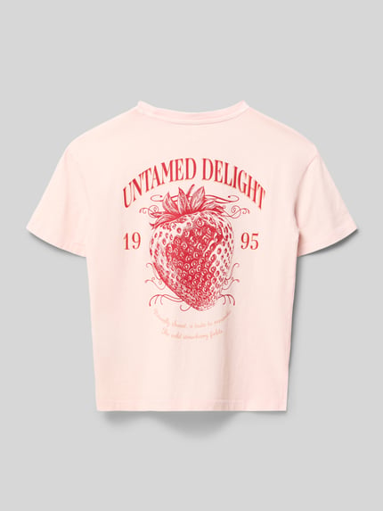 Meisje draagt Regular Fit T-shirt uit puur katoen model 'SARA' van Only met effen kleuren look, motiefprint, korte mouw, jersey, detailopname rugaanzicht.
