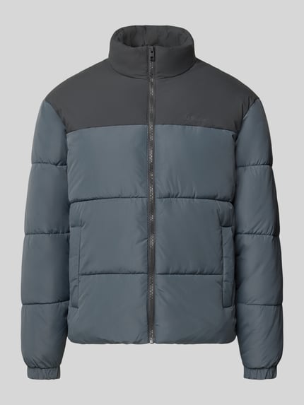 Produktfoto, Steppjacke mit Stehkragen Modell 'RAZE' von JACK & JONES in Grau mit Reißverschluss und Eingrifftaschen, Regular Fit, rechteckige Steppnähte, glatte Textur, Herren Steppjacke, Rückenlänge 70 cm, Schulterbreite 53 cm, Brustweite 60 cm, Ärmellänge 66 cm