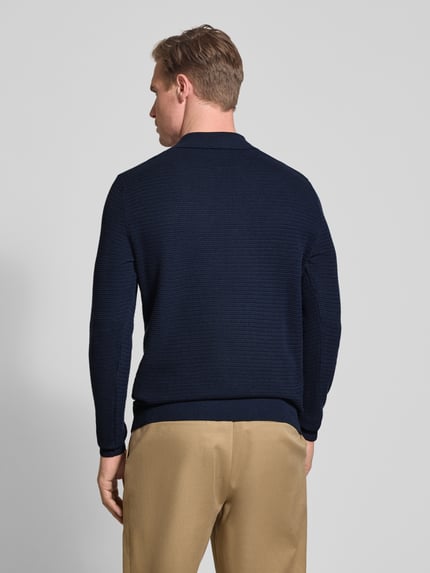 Männermodel trägt Regular Fit Poloshirt in Strick-Optik Modell 'Riley' von Jack & Jones Premium, dunkelblau, reine Baumwolle, Ganzkörperansicht Rückansicht