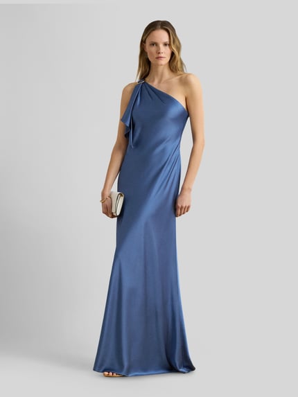 Kobiece modelka nosi A-Linie Abendkleid mit Rüschenbesatz von Lauren Ralph Lauren z satyny, efekt: jednolity kolor, krój o linii a, długość maxi, marszczenie, fason na jedno ramię, bez rękawów, prosty dół, jednokolorowy, wykończenie materiału: satyna, pełen widok do przodu.