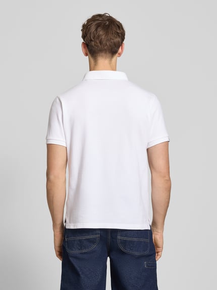 Männermodel trägt Regular Fit Poloshirt mit Logo-Stitching von Superdry in Weiß aus Reine Baumwolle, Polokragen, Kurzärmelig, Rückenlänge 67 cm, Ganzkörperansicht Rückansicht.
