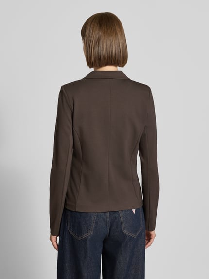 Vrouwenmodel draagt Slim Fit Kurzblazer aus Viskose-Mix model 'POPTRASH' van ONLY in effen donkerbruin, Dames Kurzblazer, Ganzlichaamsaanzicht achteraan.