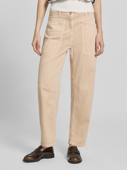 Frauenmodel trägt Barrel Fit Jeans aus Baumwoll-Mix Modell 'OCEAN' von Cambio, Optik: Unifarben, 5-Pocket-Design, Nahaufnahme Oberkörper