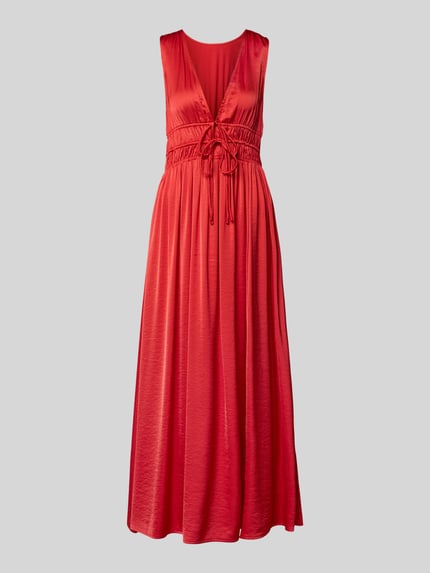 Produktfoto, Maxikleid mit tiefem V-Ausschnitt Modell 'Marja' von mbyM in leuchtendem Rot, fließender Stoff, taillierter Schnitt, glatte Textur