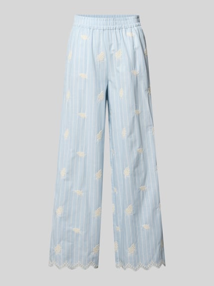 Produktfoto, Hose mit Stitchings und elastischem Bund Modell 'Leni' von OH APRIL aus Reine Baumwolle im Relaxed-Fit, hellblau mit weißen Streifen und Stitchings, sichtbare Innenbeinlänge 77 cm, Bundweite 38 cm bei Größe S