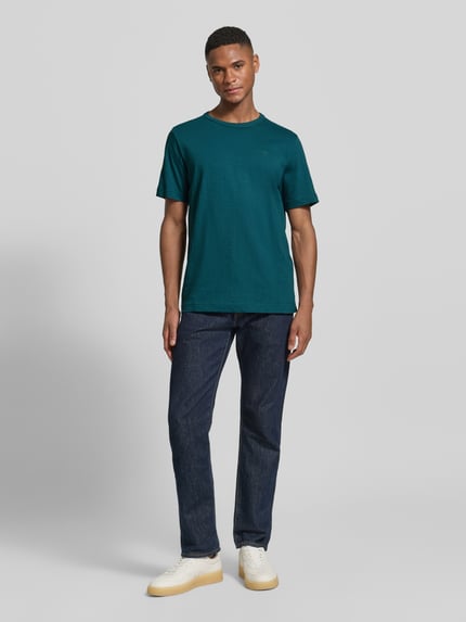 Męski model nosi Regular Fit T-Shirt aus reiner Baumwolle von Tom Tailor, melanżowa optyka, krój regular fit, krótkie rękawy, bawełna, widok całej sylwetki z przodu