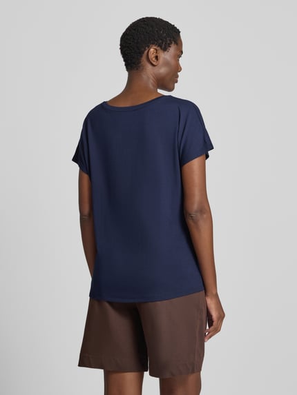 Frauenmodel trägt T-Shirt aus Viskose-Elasthan-Mix mit V-Ausschnitt von Christian Berg Woman, dunkelblau, glatte Textur, Ganzkörperansicht Rückansicht. Relaxed Fit, Kappärmel, Rückenlänge bei Größe S 63 cm.