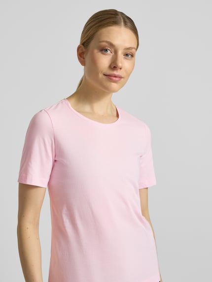Frauenmodel trägt Damen T-Shirt mit Rundhalsausschnitt von Christian Berg Woman in Reine Baumwolle, Regular-Fit, 1/2-Arm, Rückenlänge bei Größe S 60 cm, zartrosa Farbe, glatte Textur, Nahaufnahme Oberkörper.