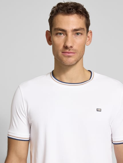 Männermodel trägt T-Shirt mit Kontraststreifen und Rundhalsausschnitt von Christian Berg Men aus Baumwoll-Elasthan-Mix, Regular-Fit, Nahaufnahme Oberkörper. Rückenlänge bei Größe M: 71 cm.