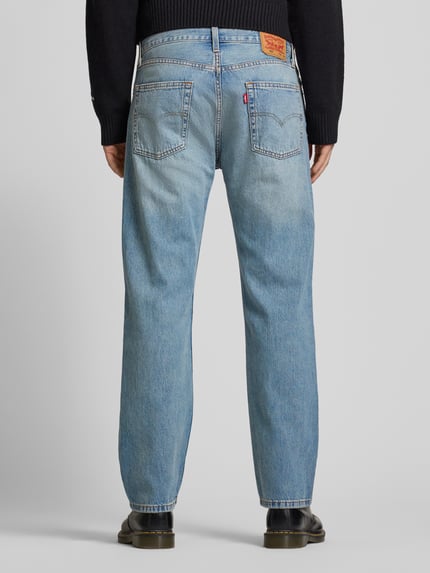 Männermodel trägt Straight Fit Jeans im 5-Pocket-Mix Modell 'Lead' von Levi's®, hellblaue Baumwolle, Ganzkörperansicht Rückansicht.