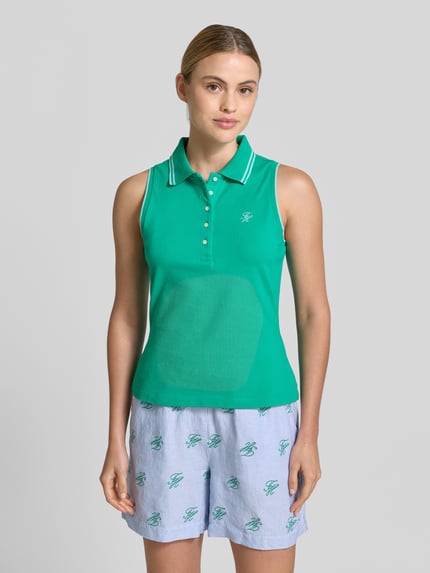 Vrouwenmodel draagt Slim Fit poloshirt uit katoenmix van Tommy Hilfiger in tweekleurige look met logostitching, contrastnaden, polokraag, korte knoopsluiting, mouwloos, materiaal: katoenmix. Ganzebovenaanzicht van voren.