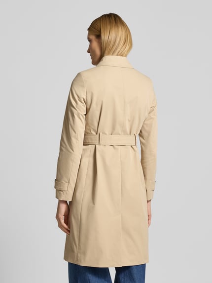 Kobiece modelka nosi Trenchcoat mit Ärmelriegeln od Christian Berg Woman Selection, beżowy, krój taliowany, dwurzędowy, pasek w talii, Szerokość ramion w rozmiarze 36: 39 cm, szerokość klatki piersiowej w rozmiarze 36: 48 cm, długość rękawa w rozmiarze 36: 63 cm, długość pleców w rozmiarze 36: 100 cm, matowa faktura, widok całej sylwetki od tyłu.