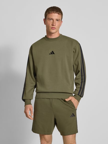 adidas Sportswear Sweatshirt mit Logo und Rundhalsausschnitt Oliv 4