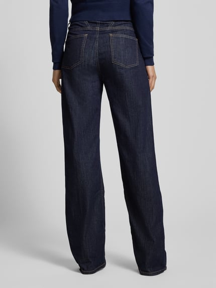 Frauenmodel trägt Jeans mit Eingrifftaschen von More & More, Regular-Fit, dunkle Denimfarbe, Gesäßtaschen, Ganzkörperansicht Rückansicht. Bundweite 39 cm, Innenbeinlänge 84 cm, Größe 36.