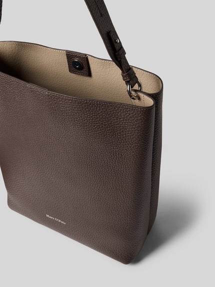 Produktfoto, Shopper aus echtem Rindsleder Modell 'BRINJA' von Marc O'Polo in Braun, Optik: Unifarben, genarbtes Leder, rechteckige Form, Magnetverschluss, Label-Prägung, abnehmbarer Schulterriemen, Aufteilung: Hauptfächer, Reißverschlussfach, Materialverarbeitung: Rindsleder