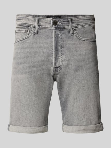 Produktfoto, Regular Fit Jeansshorts mit Umschlag Modell 'RICK' von Jack & Jones aus grauem Baumwoll-Elasthan-Mix mit Eingrifftaschen. Kontext: Bundweite 42 cm, Innenbeinlänge 21 cm, schlichte Waschung, gerollter Beinabschluss.
