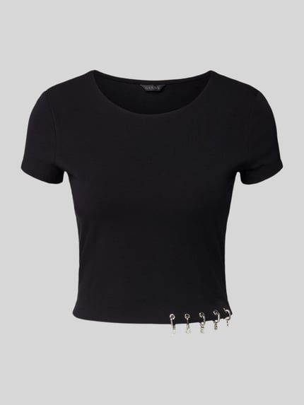 Produktfoto, Cropped T-Shirt mit Logo-Charms Modell 'Elisabette' von Guess aus schwarzem Baumwoll-Mix, Rundhalsausschnitt, Slim-Fit, Damen