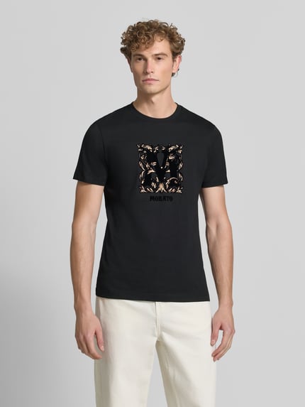 Mannelijk model draagt Regular Fit T-Shirt uit puur katoen van Antony Morato met labelprint, ronde hals, ruglengte maat M 70 cm, Ganzkörperansicht von vorne.