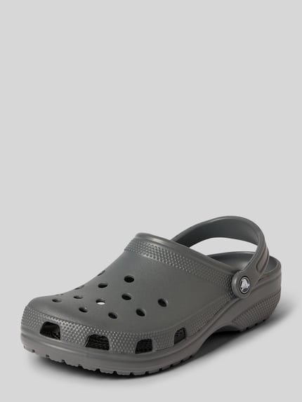 Produktfoto, Clogs mit Label-Detail von Crocs w kolorze szarym, zaokrąglony nosek, wsuwana forma, regulowany pasek, obcas 5 cm w rozmiarze 43/44