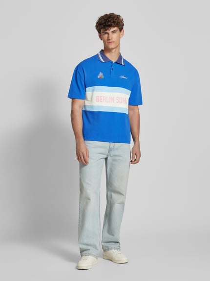 PROHIBITED Regular fit poloshirt met labelprint Rookblauw - 1