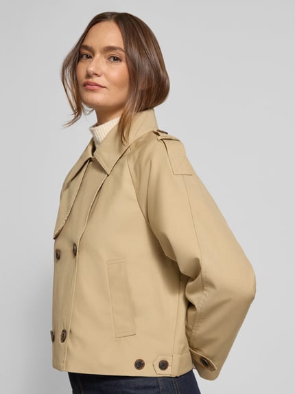 Frauenmodel trägt Regular Fit Jacke mit Viskose-Anteil Modell 'EPARZA' von ICHI in Beige, Umlegekragen, doppelte Knopfleiste, Nahaufnahme Oberkörper.