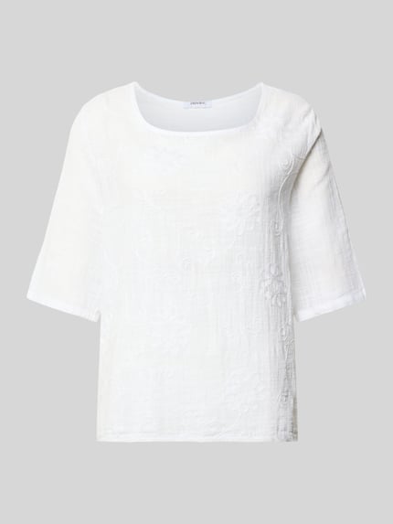 Produktfoto, białe T-Shirt z okrągłym dekoltem, haftowana faktura, prosty krój, model 'Li44alii' od ZABAIONE, czysta bawełna