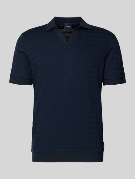 Produktfoto, dunkelblaues Poloshirt mit gerippten Abschlüssen Modell 'Cleison' von JOOP! Collection aus reiner Baumwolle, strukturierte Oberfläche, Regular Fit, V-Ausschnitt, Polokragen, Rückenlänge 69 cm bei Größe M.
