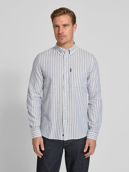 Männermodel trägt Regular Fit Freizeithemd mit Leinen-Anteil von PME Legend im Leinen-Baumwoll-Mix, gestreift, mit Brusttasche, Logo-Patch, Button-Down-Kragen und Knopfleiste, Langärmelig, Ganzkörperansicht von vorne.