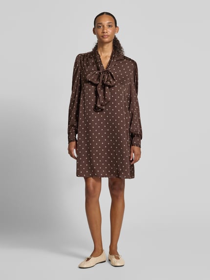 Frauenmodel trägt Loose Fit Freizeitkleid aus reiner Viskose von Jake*s Casual, braun mit weißen Punkten, Ganzkörperansicht von vorne.