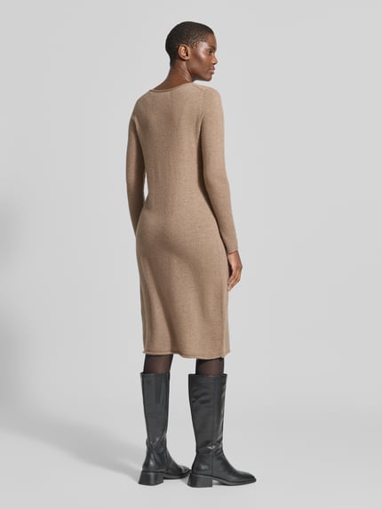 Männermodel trägt Slim Fit Kleid aus reinem kaszmir w imitacji dzianiny von Christian Berg Woman, długość do kolan, z długim rękawem, Długość tyłu 103 cm, Długość rękawów 62 cm, Ganzkörperansicht Rückansicht