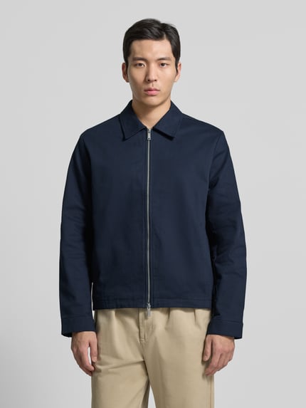 Mannenmodel draagt Regular Fit Blouson met ritssluiting model 'DOBBY' van CK Calvin Klein, donkerblauw, voorkant, bovenlichaam close-up.